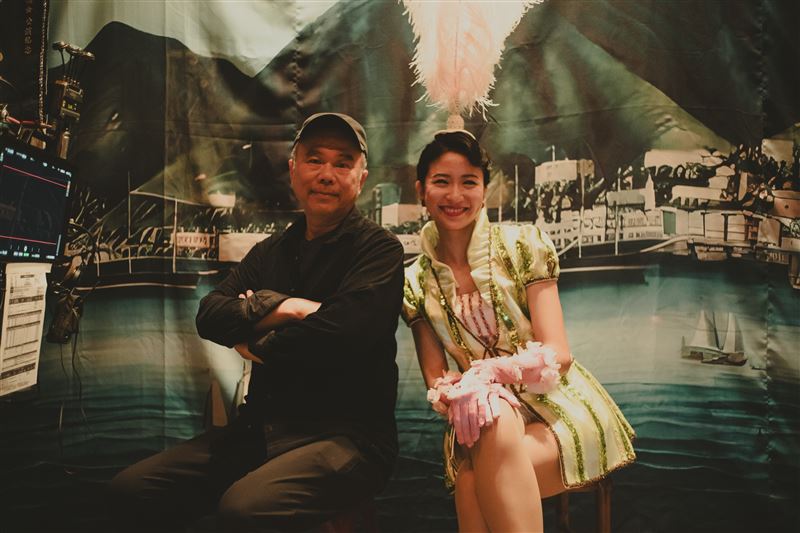 導演陳玉勳被現場重現民國40年代歌舞團的氛圍深深打動，默默在一旁落淚。（圖／華文創提供）