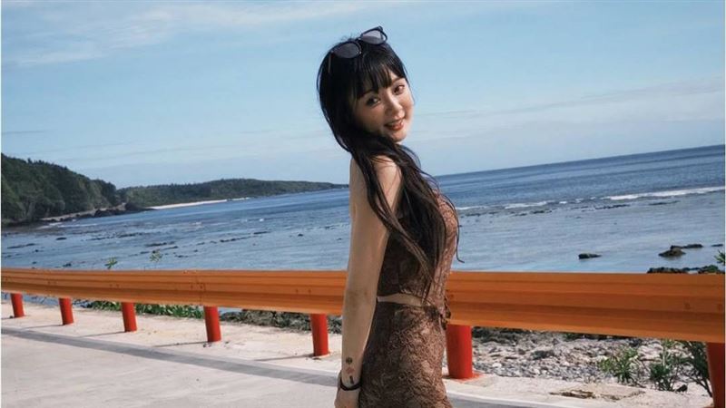 籃球女神中空開到肚臍 大片雪白肌膚露出