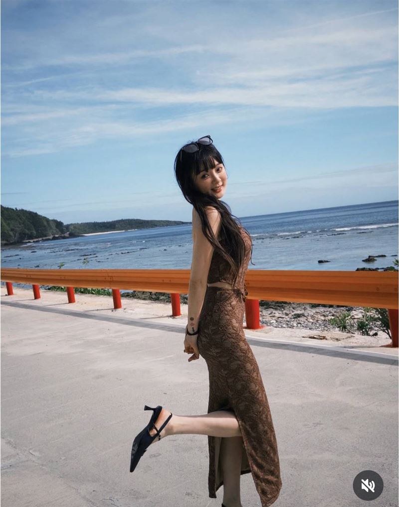 洗菜衣服上下都開衩。（圖／翻攝自洗菜IG）