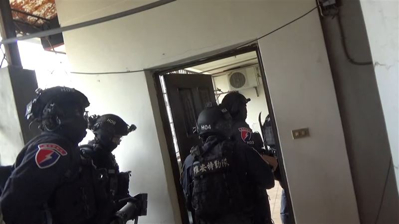 刑事局查出台中市東區有2處詐騙機房，循線攻堅逮捕王姓、黃姓詐團成員。(圖／翻攝畫面)