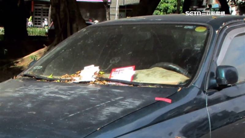 北市停管處統計，一年平均有80到90輛的小客車，因為久停被拖吊移置，更有高達500到600輛車被貼上紅單警告久停