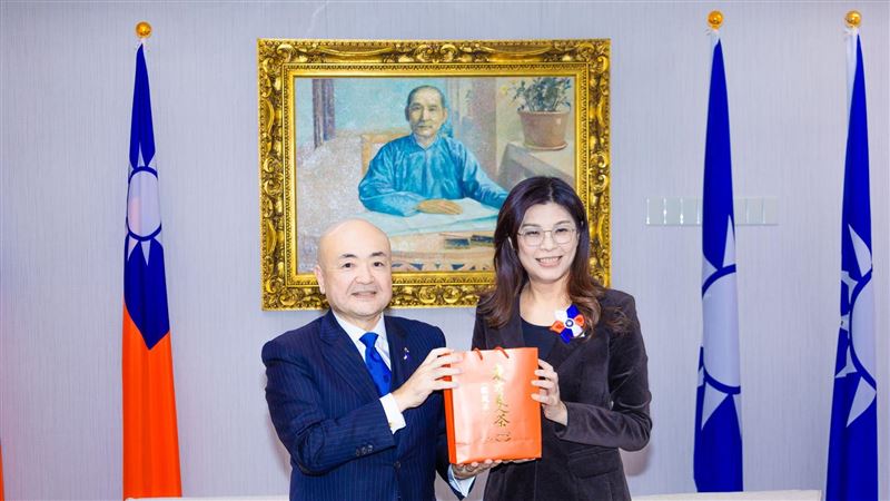 鄭麗文見日台交流協會代表：維持台海和平