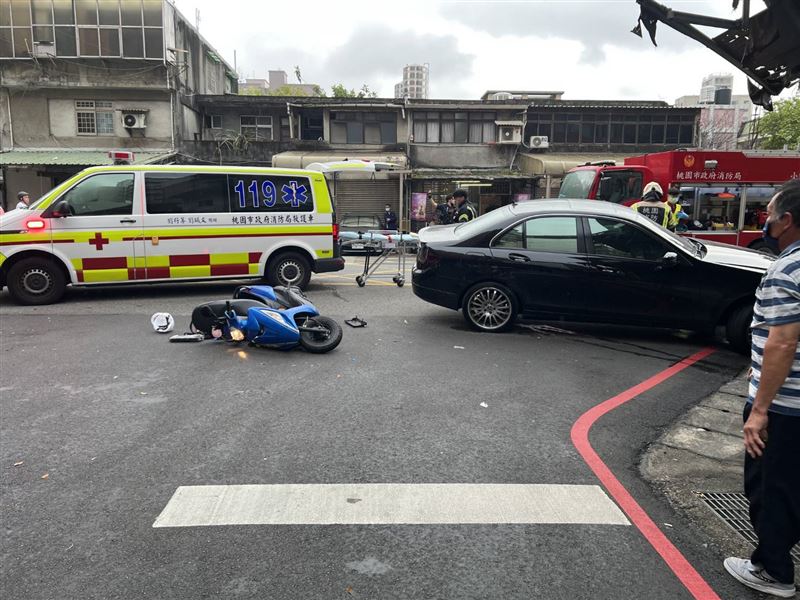 35歲謝女駕駛賓士左轉撞擊直行摩托車，造成23歲戴男傷重不治。（圖／翻攝畫面）