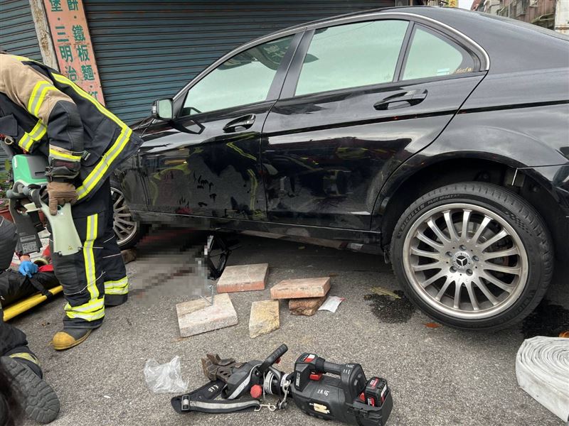 戴男捲進賓士車底，救出搶救3天宣告不治。（圖／翻攝畫面）