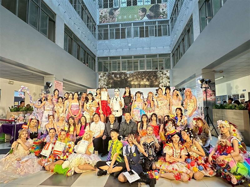 新生醫專美容造型科盛大舉辦「玩色奇想．創意嘉年華」。（圖／桃園電子報提供）