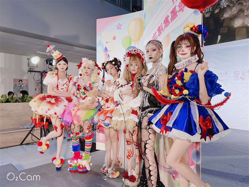 美容科嘉年華活動由學生全程自主策劃與執行，從服裝設計、妝髮造型到舞台表演皆親力親為。（圖／桃園電子報提供）