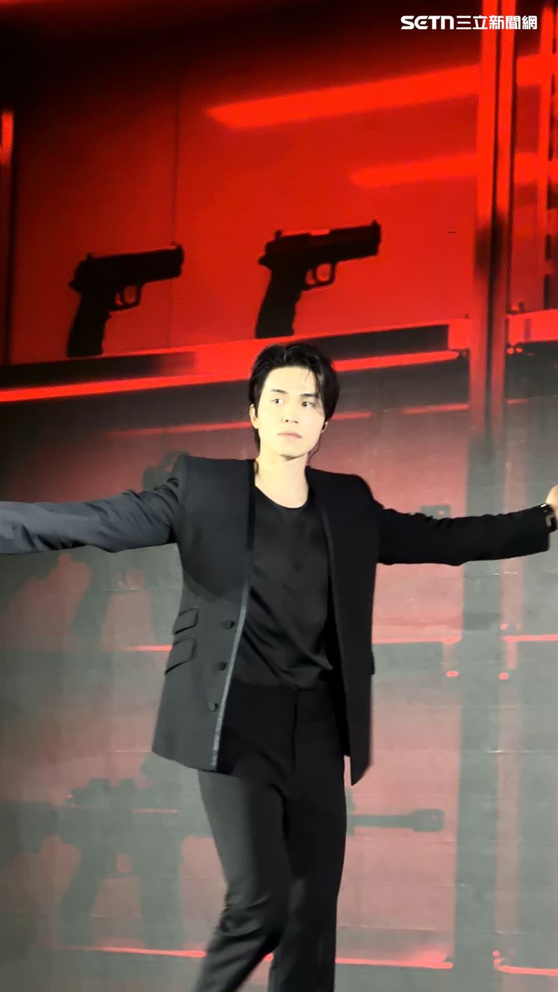 李棟旭一出場就舉起雙手高喊「我們回來了」。（圖／記者王培驊攝影）