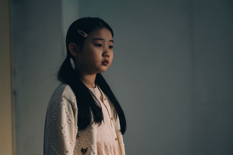 葉子綺飾演無名小女孩，尋找回家的路。（圖／公視提供）