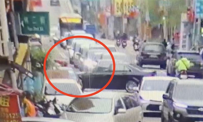 22歲戴男捲進賓士車底。（圖／翻攝畫面）