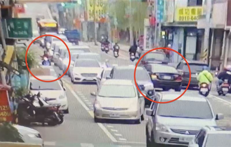 賓士左轉，撞上直行的摩托車。（圖／翻攝畫面）