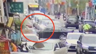 賓士左轉撞死22歲騎士　絕命畫面曝光