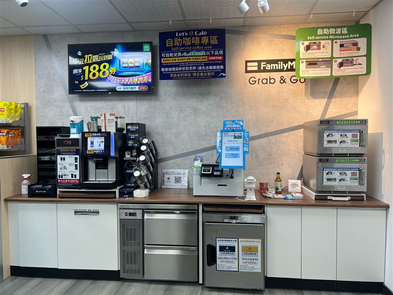 主打「拿了就走」購物體驗，還有智能咖啡機、微波爐。(圖／全家提供）