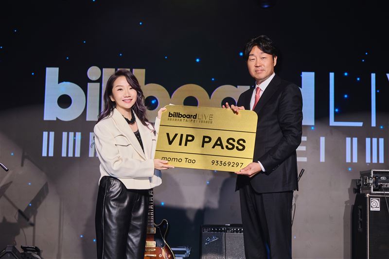 陶晶瑩（左）跟白井浩一社長合照。（圖／Billboard Live TAIPEI提供）