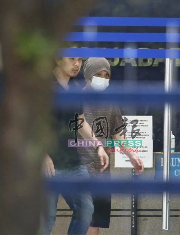 黃明志（右）下午獲釋後步出警局。（圖／《中國報》提供）