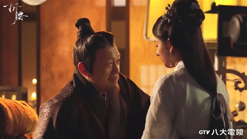 金士傑（圖左）與宋祖兒（圖右）祖孫對戲真摯動人。（圖／八大提供）