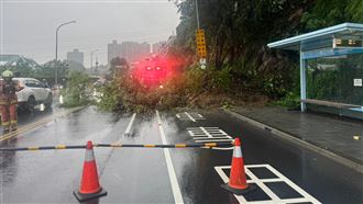 新／汐止康寧街土石落　封閉2線道交管中