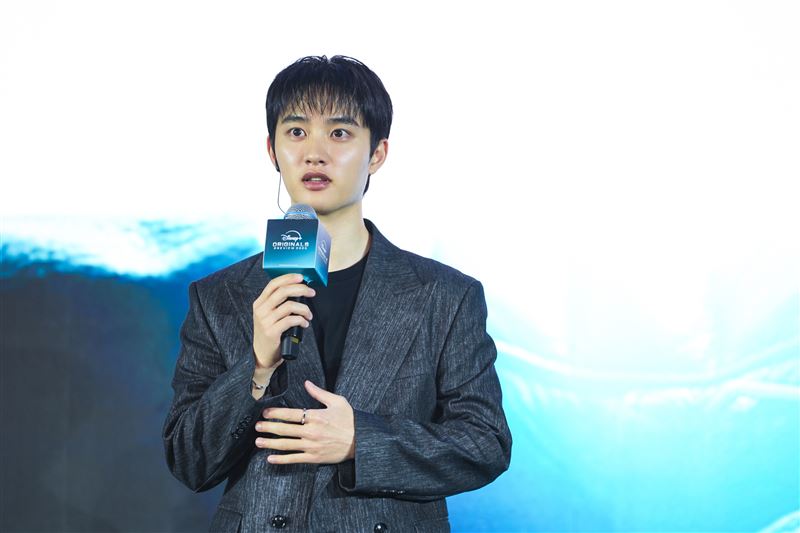 都敬秀在劇中挑戰反派角色，飾演能操縱他人命運的角色。（圖／Disney+提供）