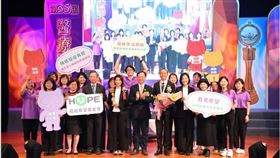 癌症希望基金會榮獲第35屆醫療奉獻獎-團體貢獻獎肯定。24年陪伴百萬癌友走過幽谷，從病房到社區，用行動證明「讓病友不再孤單」。（圖／癌症希望基金會提供）