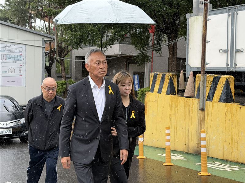 馮淬帆今舉行告別式，杜琪峯（中）頂著大雨送行。（圖／讀者提供）