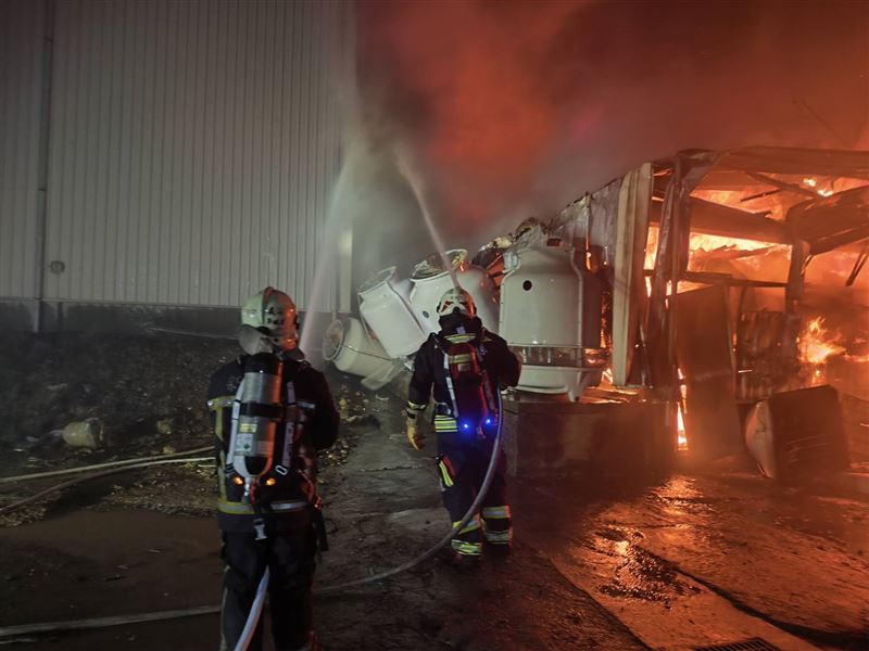 新竹縣新豐鄉在地老店「諾亞實木家居」火警。（圖／翻攝畫面）