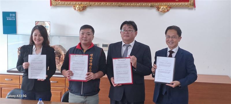 環南市場正式與日方代表簽署農漁產品MOU。左起五條堀孝秘書、陳常務監事、政浦義輝與渡部正教。（圖／環南市場提供）