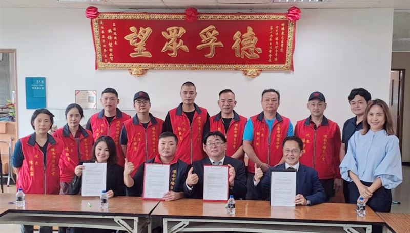 環南市場正式與日方代表簽署農漁產品MOU。前排左起五條堀孝秘書、陳常務監事、政浦義輝與渡部正教。（圖／環南市場提供）