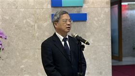 水利署長55小時不眠不休花蓮搶修　龔明鑫心疼哽咽經濟部長龔明鑫13日出席部務會議，會前解釋花蓮萬榮鄉明利村淹水事件與水利署日夜趕工情形。中央社記者曾智怡攝　114年11月13日