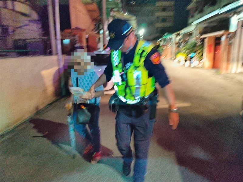 87歲嬤疑似失智半夜獨自守在路邊。（圖／翻攝畫面）