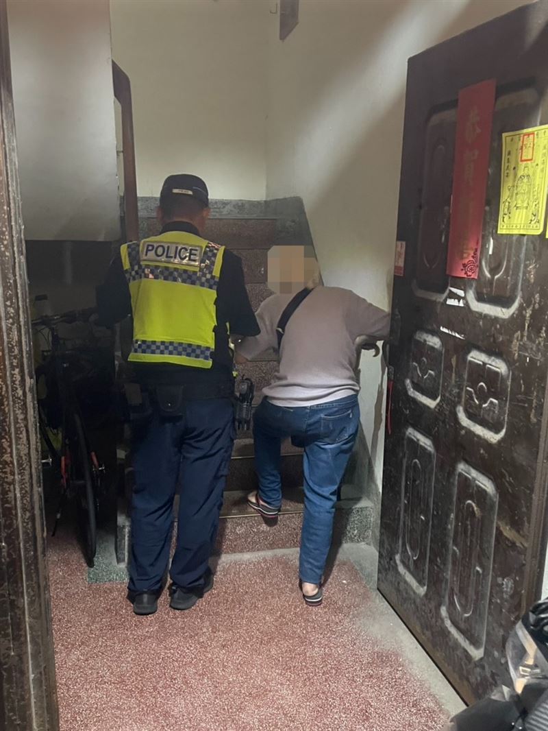 員警耐心陪同阿嬤回家。（圖／翻攝畫面）