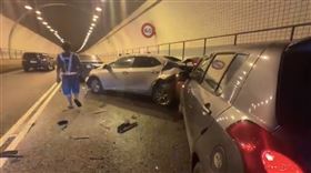 國道1、基隆、大業隧道、連環撞、轎車、車流、紫爆（圖／翻攝畫面）
