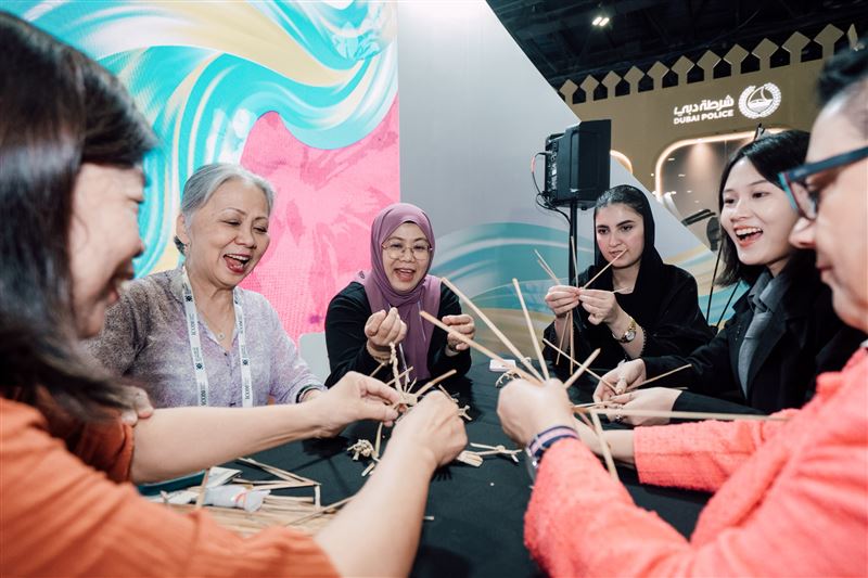 來自不同種族、宗教的參觀人士來到臺灣館了解傳統文化，並且由藺草編織工藝師呂錦霞帶領進行客家藺草編織體驗（圖／中華民國博物館學會提供）