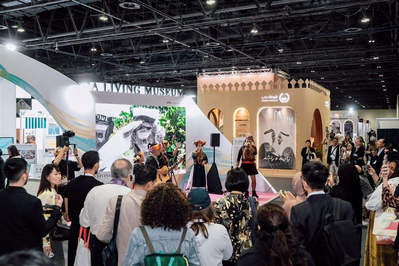 原住民族娜麓灣樂舞劇團的開幕表演，現場吸引觀展人士，場面熱絡（圖／中華民國博物館學會提供）