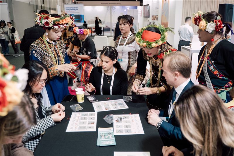 琉璃珠文化是臺灣原住民排灣及魯凱族連結古老智慧與現代美學的重要媒介，許多參展人士來到臺灣館參加原住民族精緻工藝-琉璃珠串珠吊飾體驗（圖／中華民國博物館學會提供）