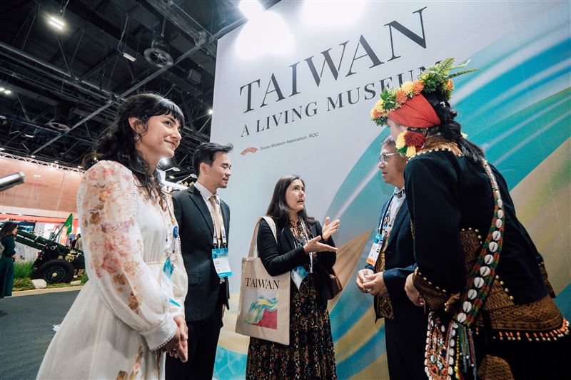 國際民族誌博物館委員會(ICME)與娜麓灣樂舞劇團團員進行深度交流，體驗原住民族服飾、樂舞、手工藝等傳統文化（圖／中華民國博物館學會提供）