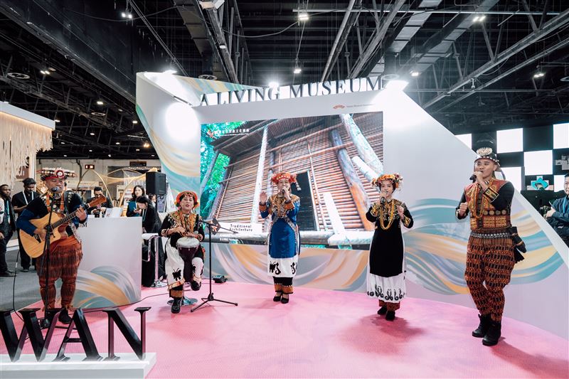 開幕交流會由娜麓灣樂舞劇團帶來精彩原住民族樂舞演出，吸引國內外觀眾前來欣賞，領略臺灣文化之美（圖／中華民國博物館學會提供）