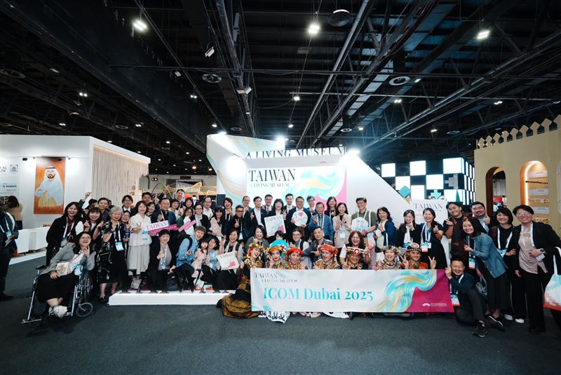 臺灣館開幕圓滿成功，讓世界看見臺灣文化實力，開幕交流會現場貴賓雲集，臺灣團隊合影（圖／中華民國博物館學會提供）