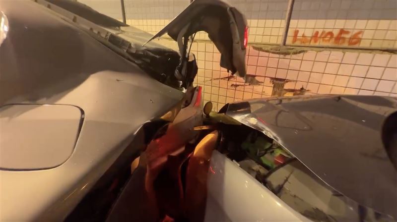 中間車輛被前後夾擊成「夾心餅乾」。（圖／翻攝畫面）