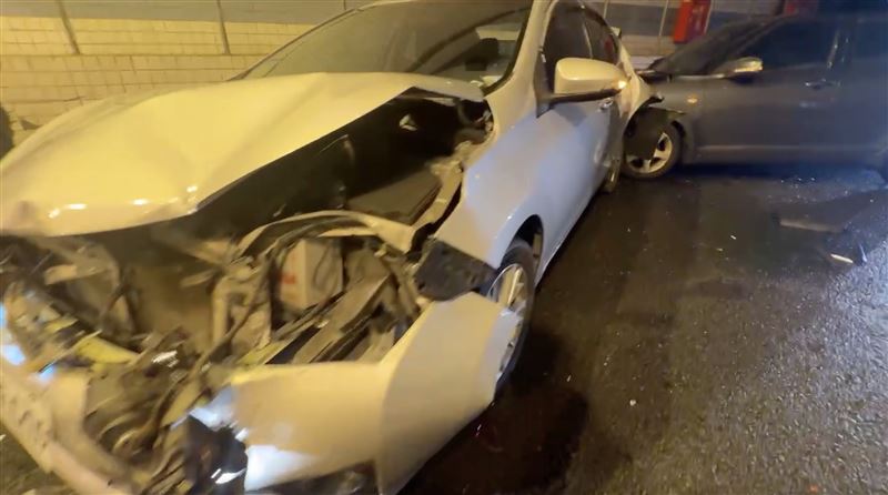 基隆大業隧道內有3輛轎車疑未保持安全距離，發生追撞事故。（圖／翻攝畫面）