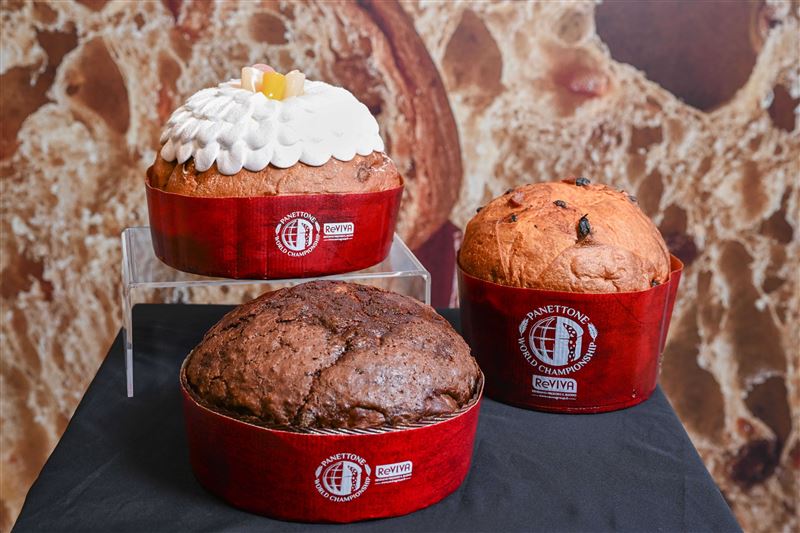 2025世界盃聖誕麵包大賽獲獎作品包括傳統經典米蘭（右一）、巧克力Panettone（左前）和創新Panettone 搭配義式冰淇淋 盤式甜點（左後）。（慧強實業有限公司、I love Italy by Giovanna 提供）