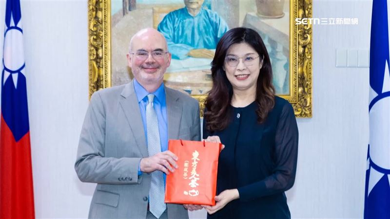 鄭麗文（右）接連PO出與各國代表的合照，似乎想洗白親中形象。圖為與AIT處長谷立言（左）的合照