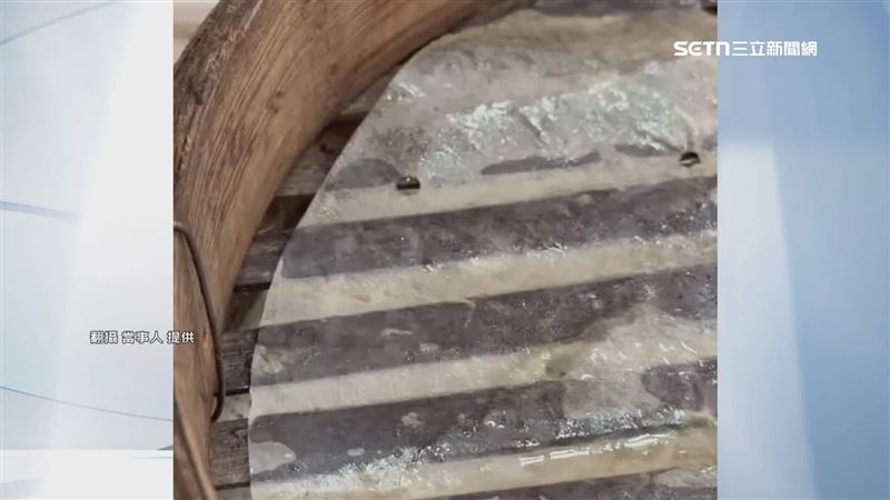 高雄苓雅區水餃店，遭民眾投訴蒸籠上出現黑點疑似發霉，甚至蒸籠紙可能被重複使用