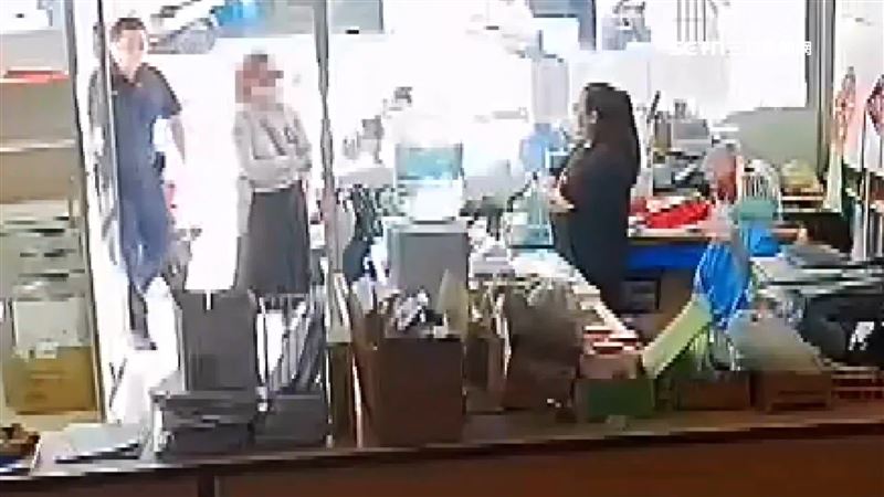 業者報警，對方還是不願意離開