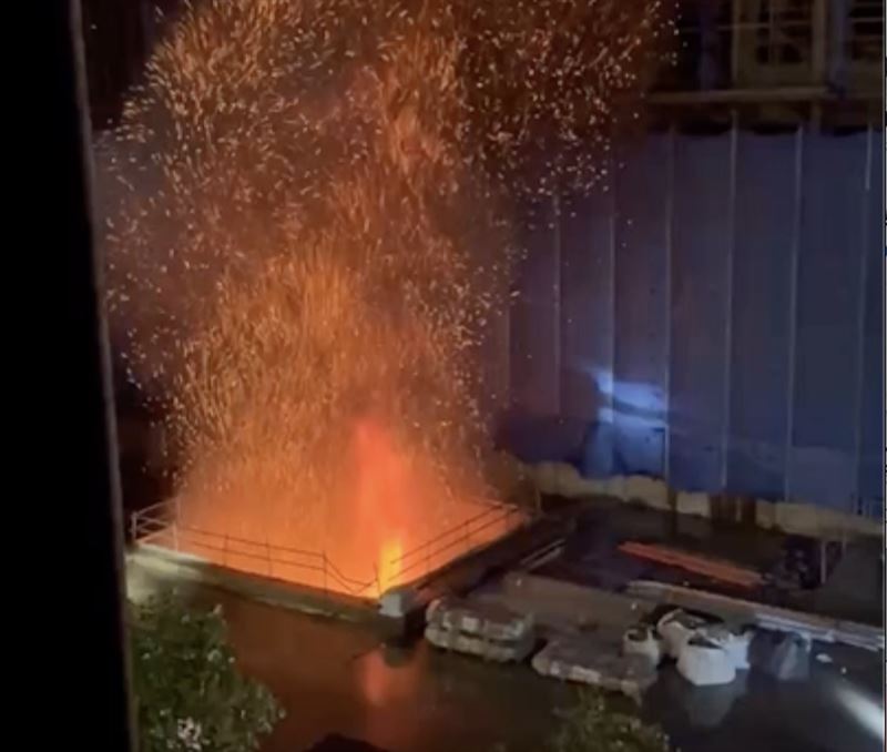 松山區某建案發生大火。（圖／翻攝畫面）