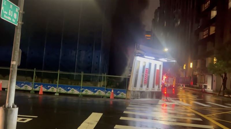 大量黑煙直竄天際，瞬間將夜空染成深黑色。（圖／翻攝畫面）