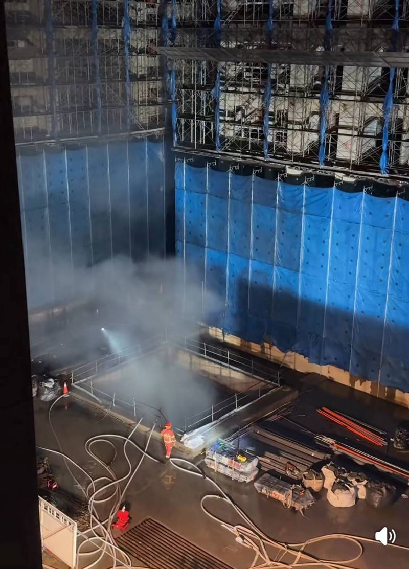 工地地下室火勢稍早已被撲滅，消防於現場進行排煙作業中。（圖／翻攝畫面）