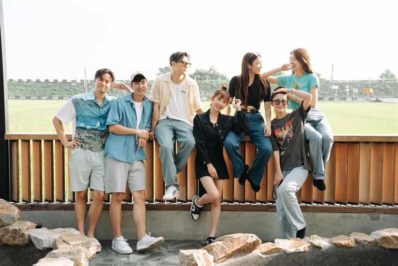 胡釋安（左2起）否認包庇王子與粿粿不倫戀。（圖／翻攝自胡釋安IG）