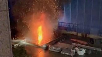 北市、松山、工地、大火、地下室、建材、陷火海、濃煙染黑夜空（圖／翻攝畫面）