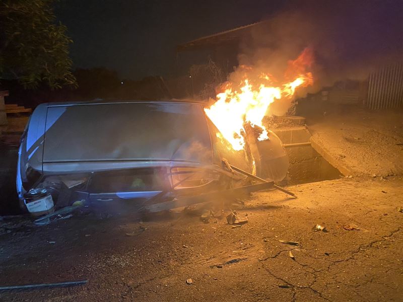 休旅車墜落卡在排水溝內，隨後休旅車突然起火燃燒。（圖／翻攝畫面）