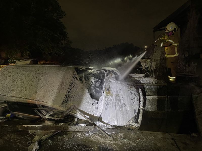 消防以泡沫高壓瞄子將火勢完全撲滅。（圖／翻攝畫面）