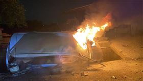 台南、休旅車、自撞、車禍、墜排水溝卡住、起火、火燒車（圖／翻攝畫面）